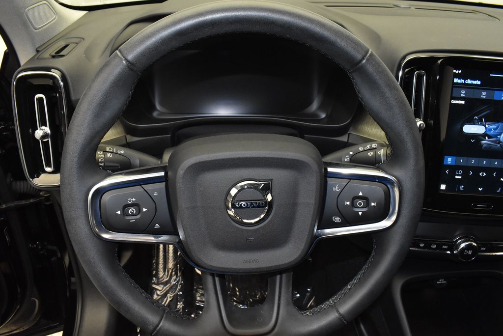 2023 Volvo XC40 B5 Core 18