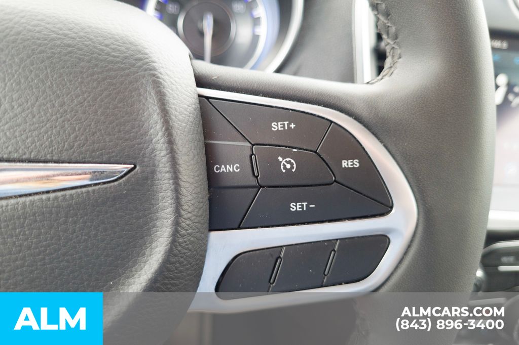2022 Chrysler 300 Touring photo 26