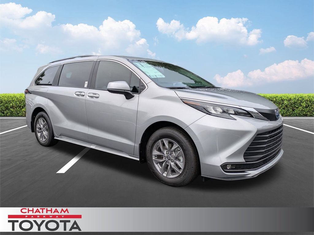 2025 Toyota Sienna XLE's photo