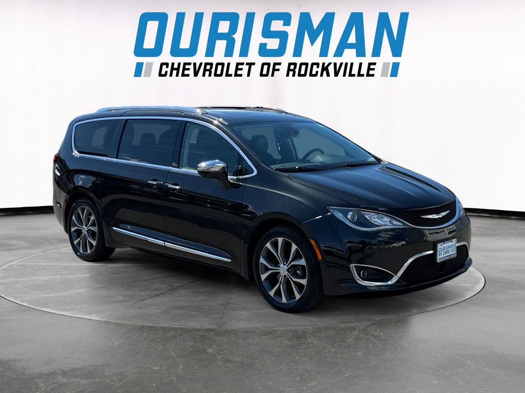 Brilliant Black Crystal Pearlcoat 2018 Chrysler Pacifica Minivan Front-Wheel Drive 9-Speed Automatic