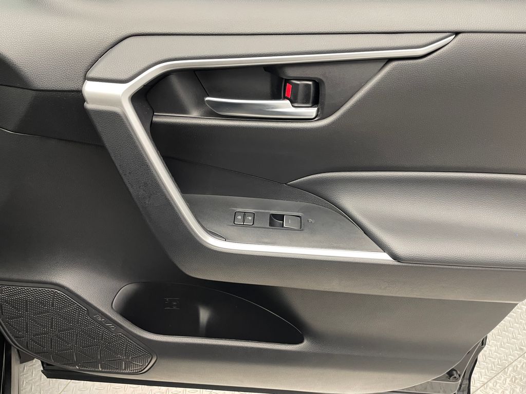 2024 Toyota RAV4 XLE 18