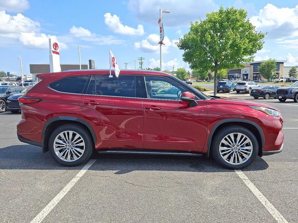 Thumbnail: 2023 Toyota Highlander - 7