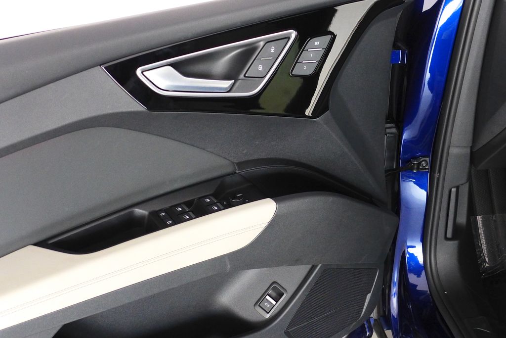 Thumbnail: 2023 Audi Q4 e-tron - 12