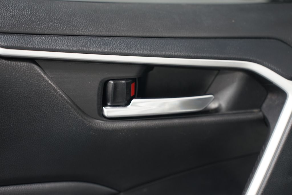 2021 Toyota RAV4 XLE 31