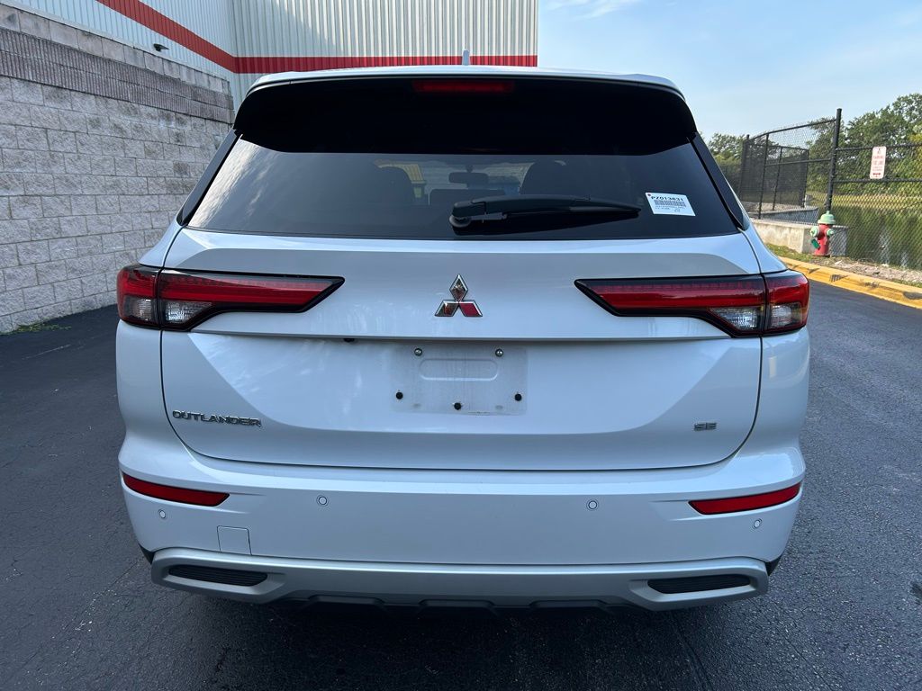 2023 Mitsubishi Outlander SE 4