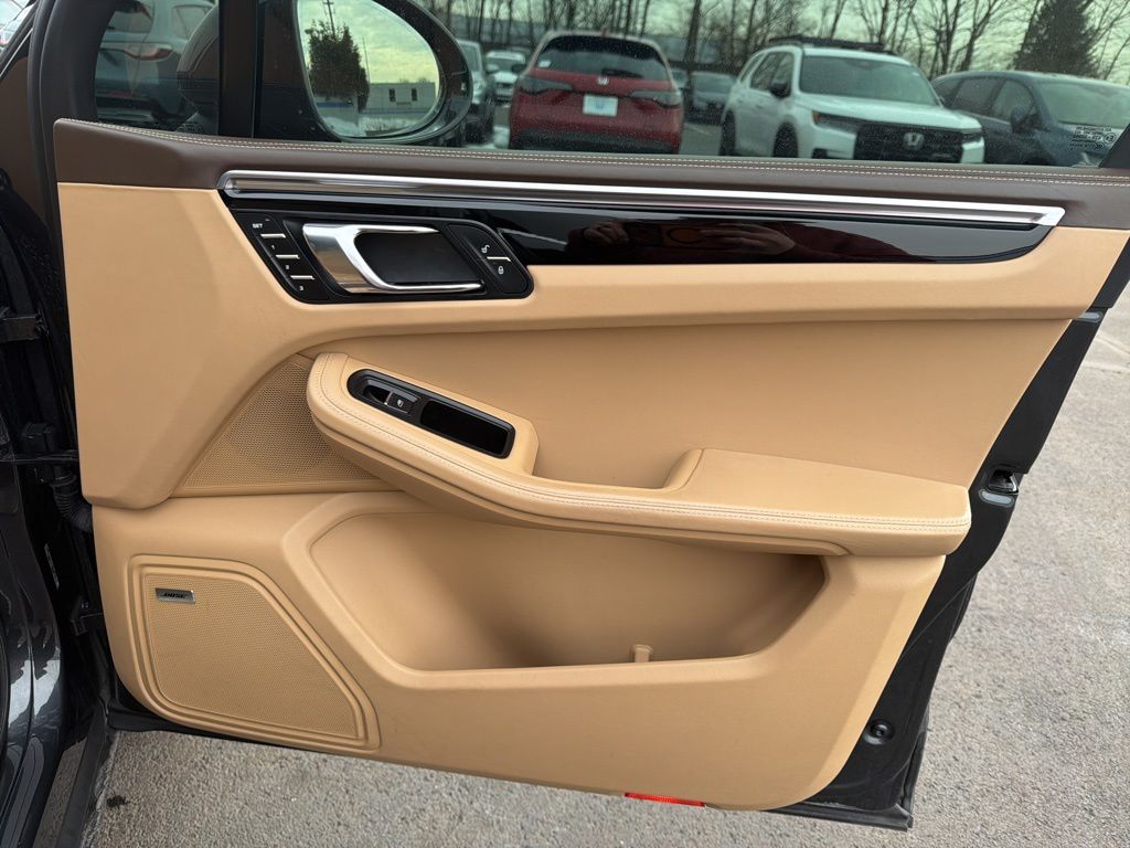 Thumbnail: 2017 Porsche Macan - 27