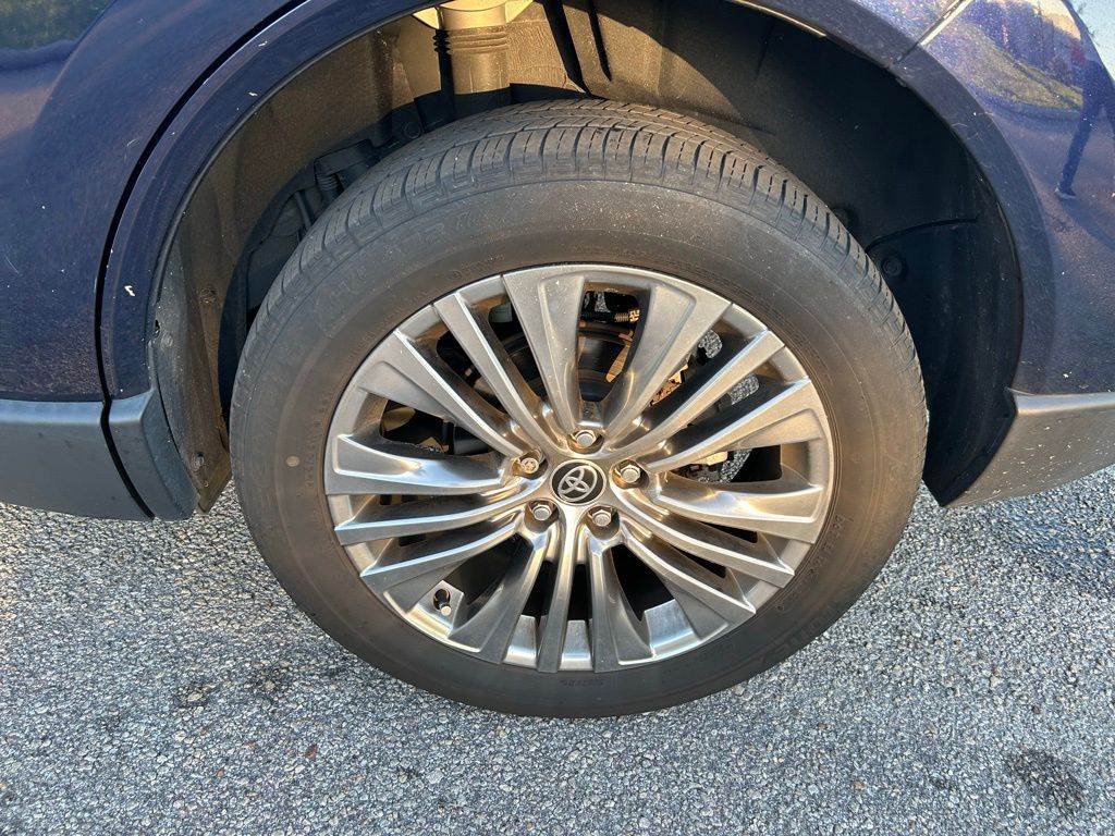 Thumbnail: 2023 Toyota Venza - 9