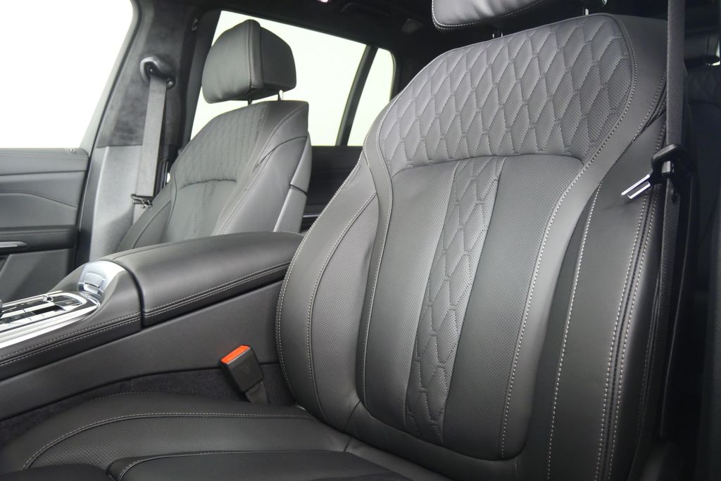 Thumbnail: 2026 BMW X7 - 12