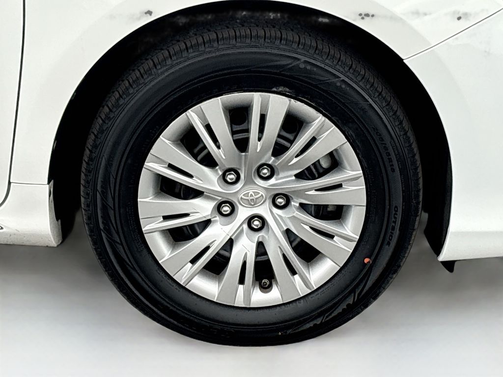 Thumbnail: 2014 Toyota Camry - 31