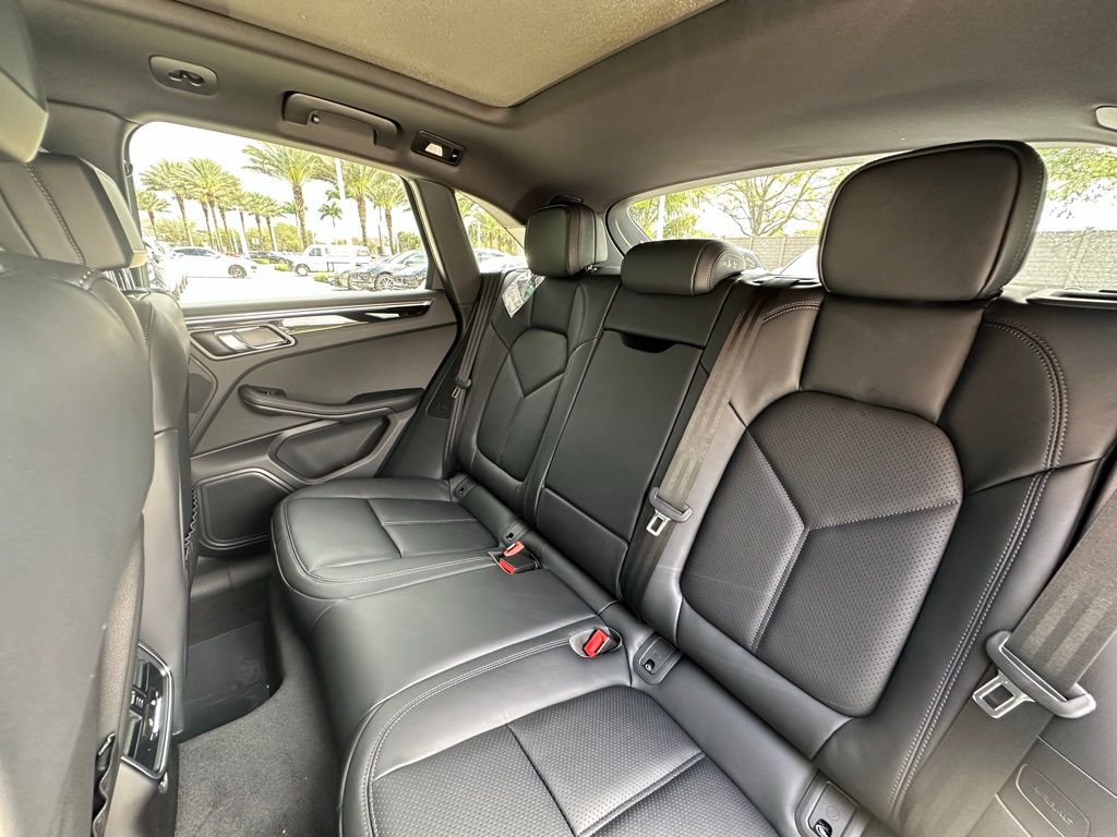 2025 Porsche Macan  28