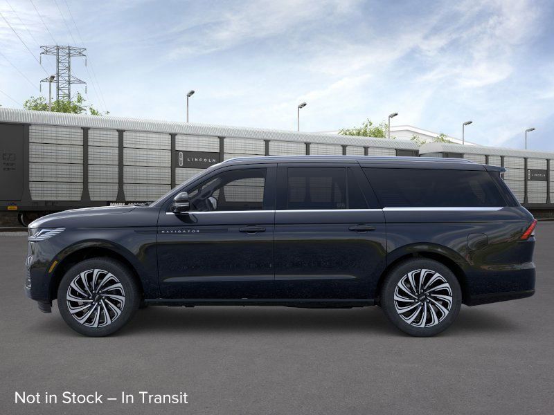 Thumbnail: 2025 Lincoln Navigator L - 3