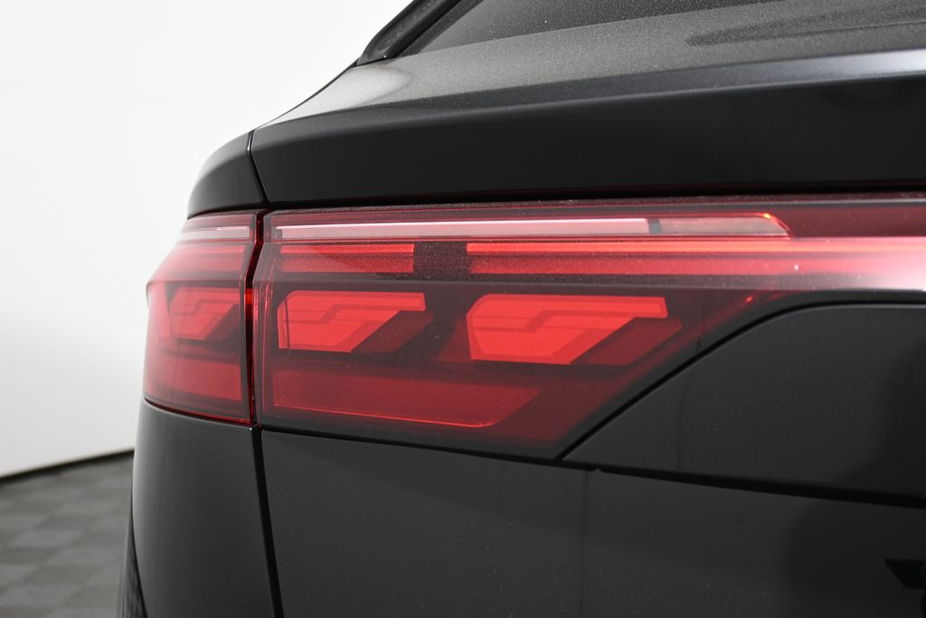 Thumbnail: 2026 Audi SQ8 - 12