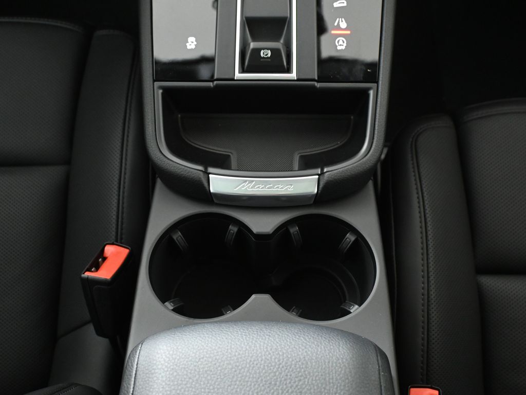 Thumbnail: 2026 Porsche Macan - 25