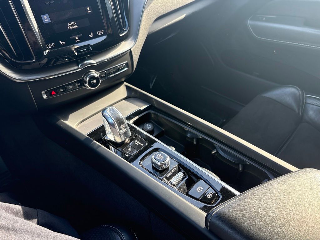 2018 Volvo XC60 Hybrid T8 R-Design