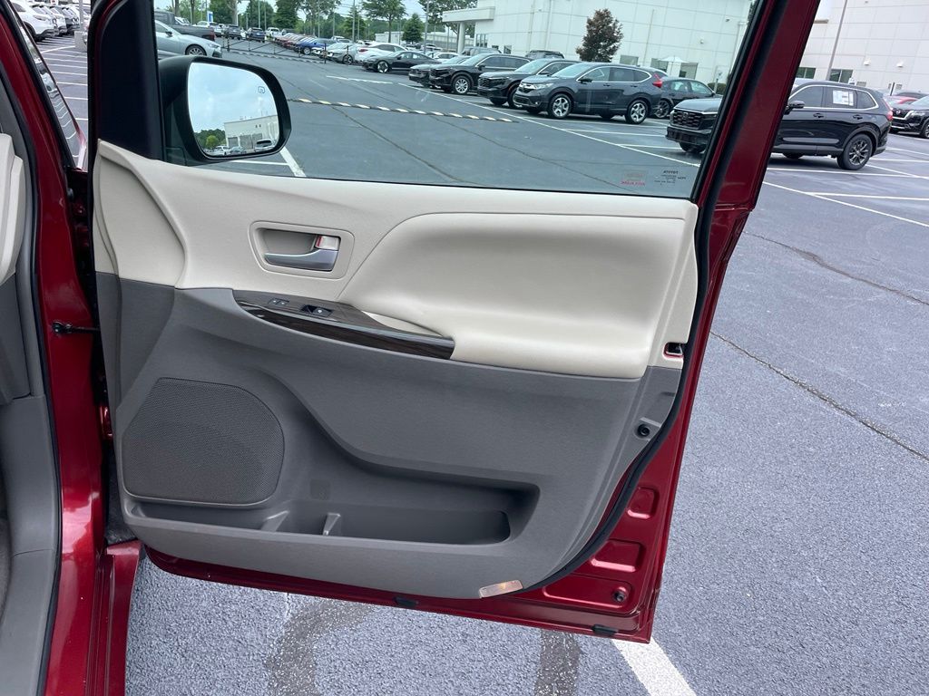 Thumbnail: 2017 Toyota Sienna - 30