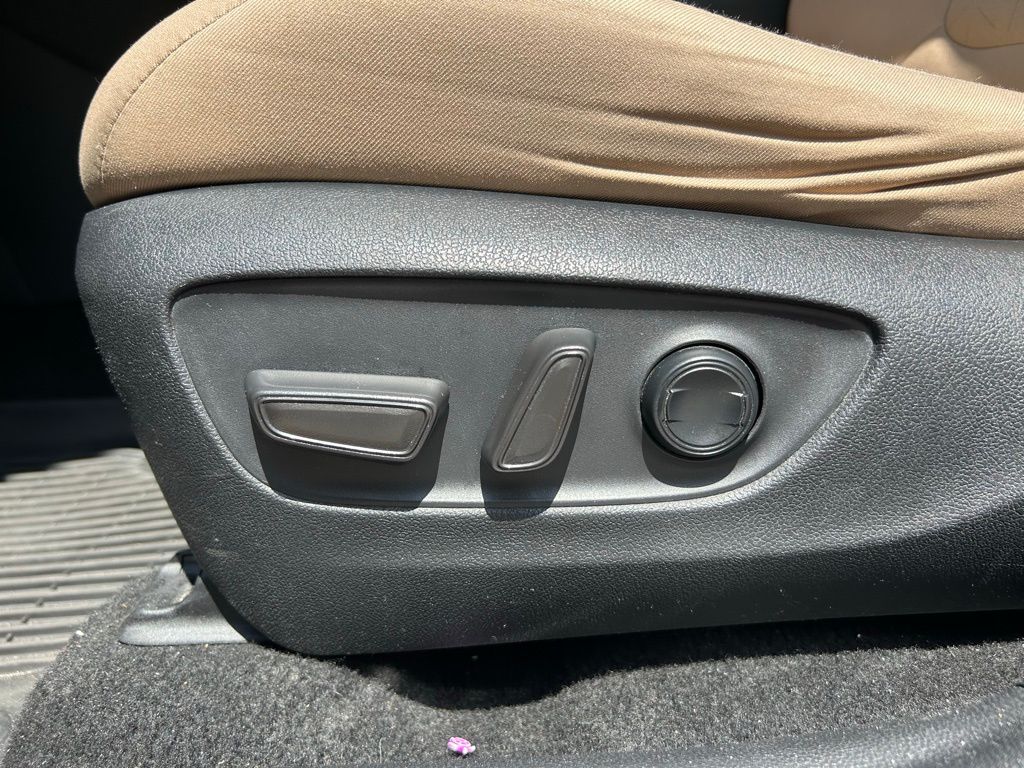 Thumbnail: 2020 Toyota RAV4 - 16