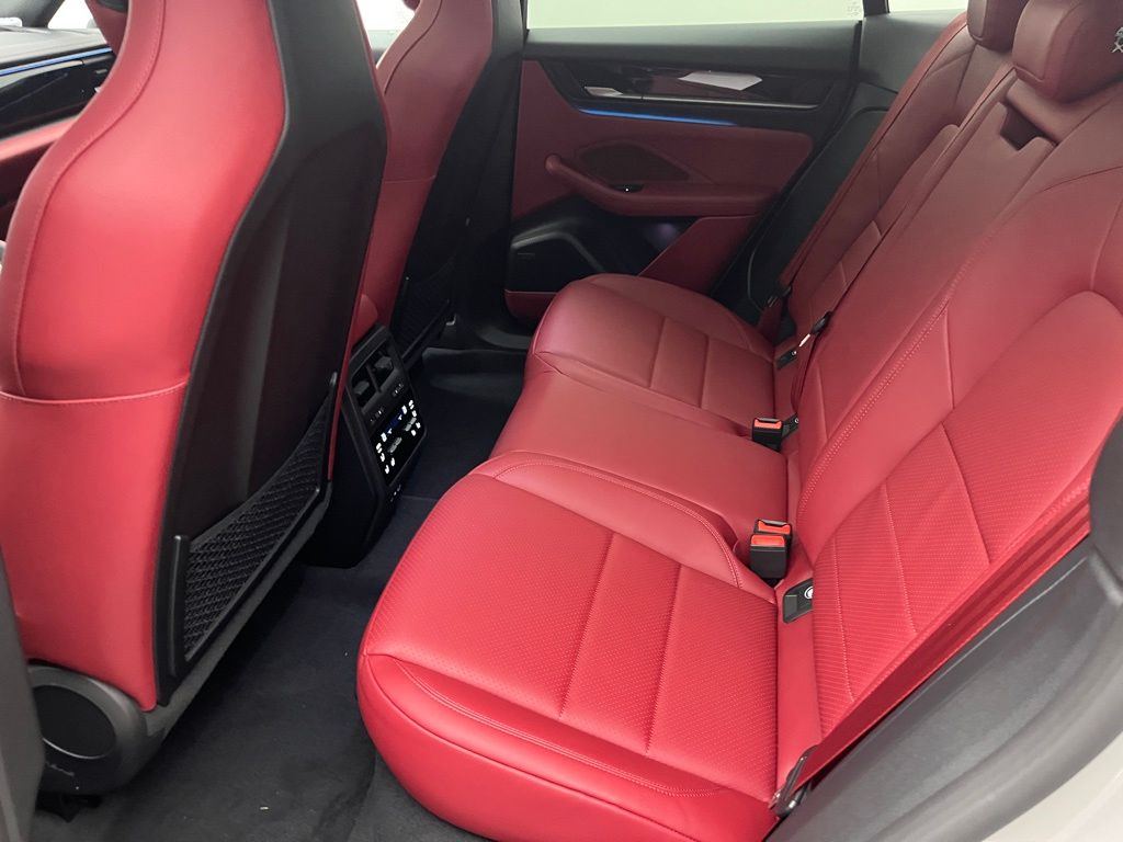 Thumbnail: 2026 Porsche Macan - 25