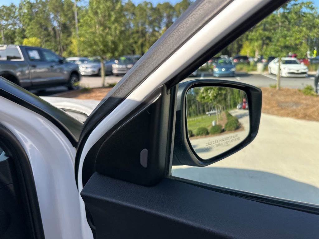 2020 Aspen White/Super Black Nissan Kicks SR FWD SUV