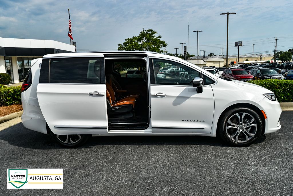 Used 2025 Chrysler Pacifica Van