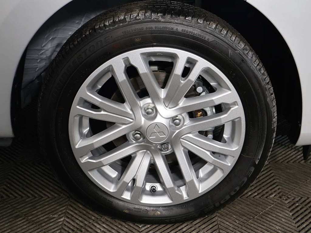 Used 2024 White Mitsubishi SE image 19