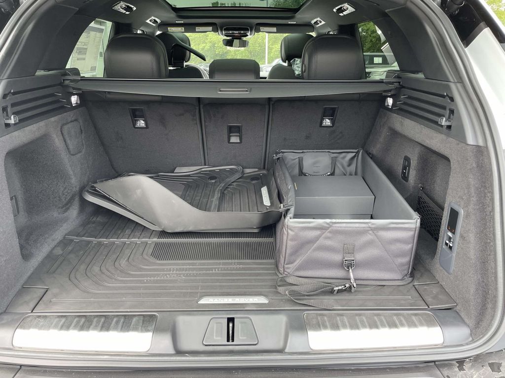 New 2026 White Land Rover Dynamic SE image 17