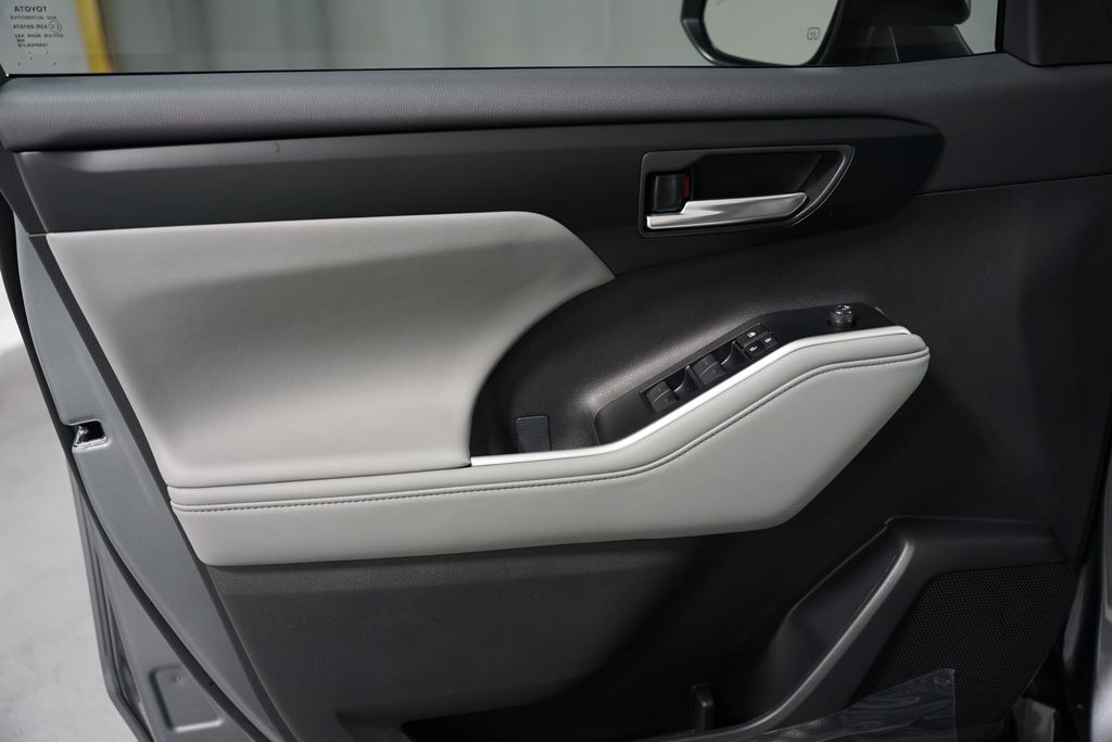 2025 Toyota Highlander XLE 31