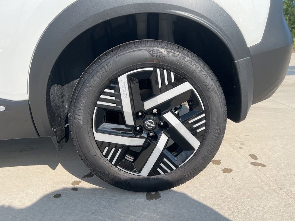 2025 Aspen White Tricoat Nissan Kicks SV FWD SUV