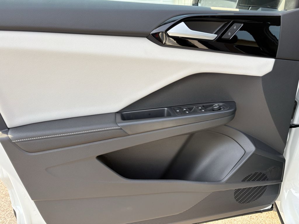 New 2025 Pure White Volkswagen 1.5T S image 10