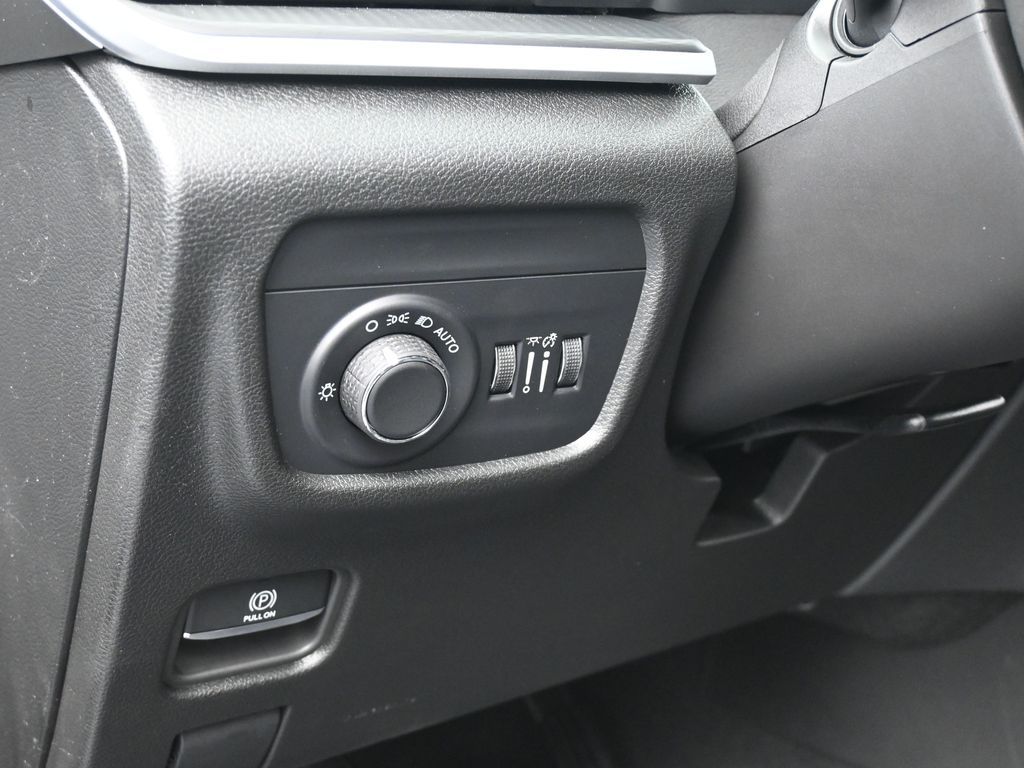 Used 2025 Diamond Black Crystal Pearlcoat Jeep Laredo image 14