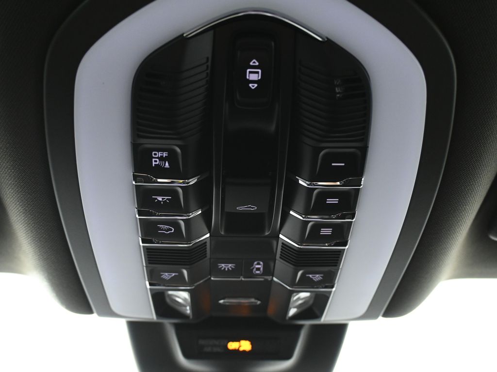 Thumbnail: 2025 Porsche Macan - 21