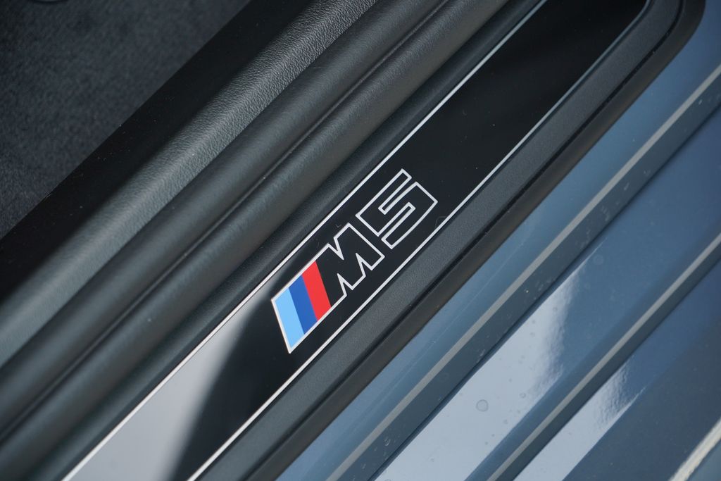 Thumbnail: 2027 BMW M5 - 21