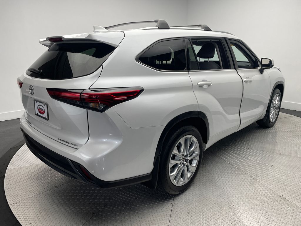 Thumbnail: 2023 Toyota Highlander - 5