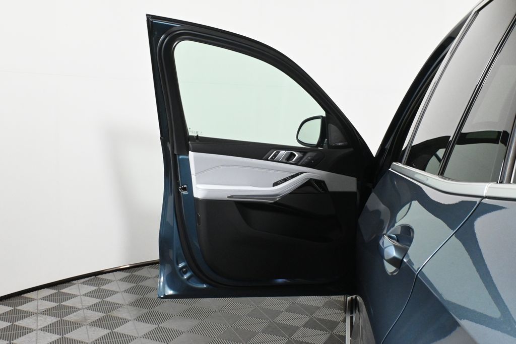 Thumbnail: 2026 BMW X5 - 29