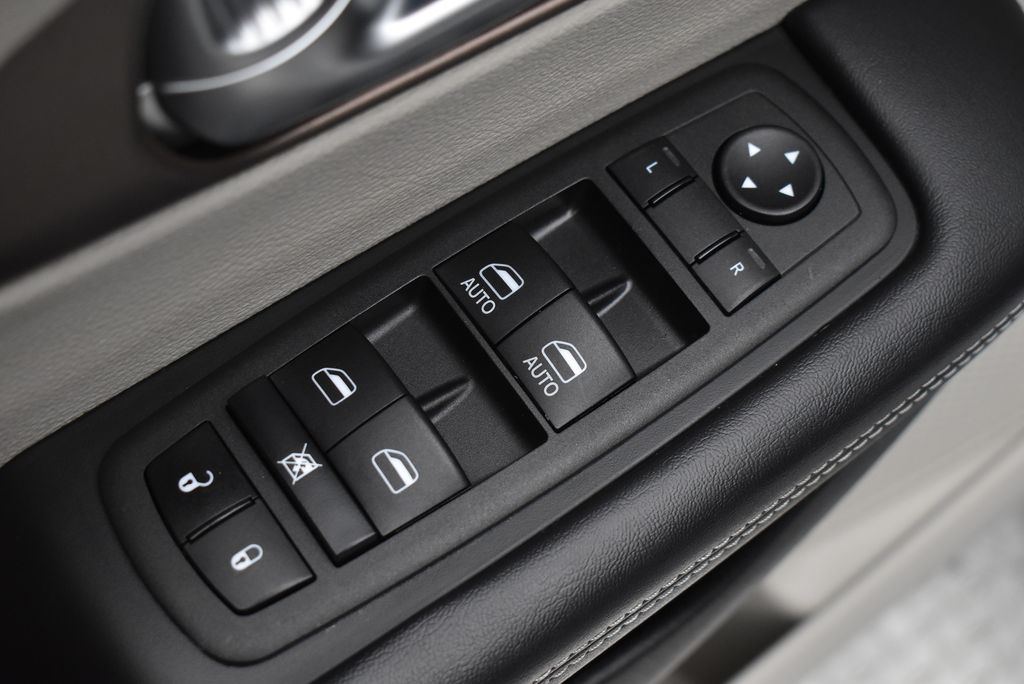 Thumbnail: 2023 Chrysler Voyager - 10