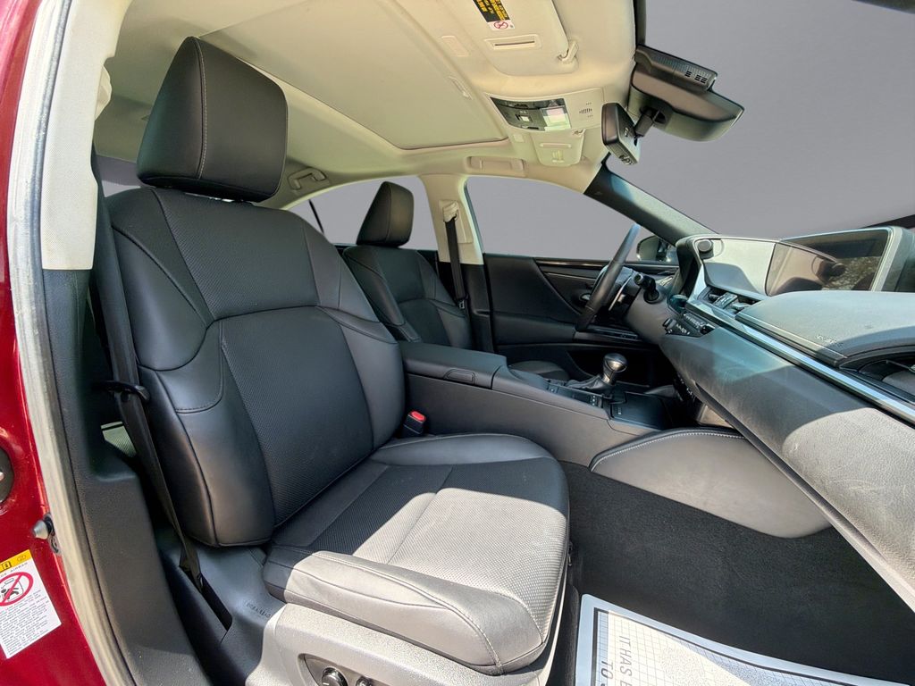 Thumbnail: 2019 Lexus ES - 16