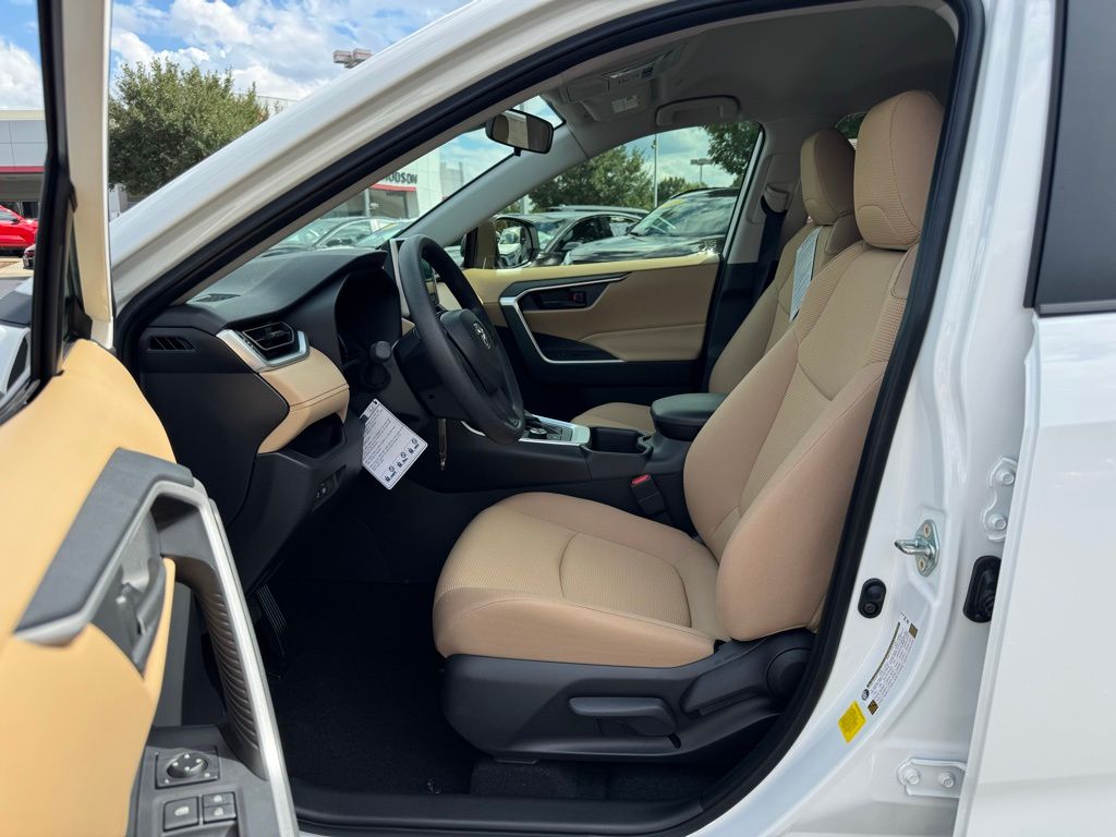 2025 Toyota RAV4 Hybrid LE photo 16