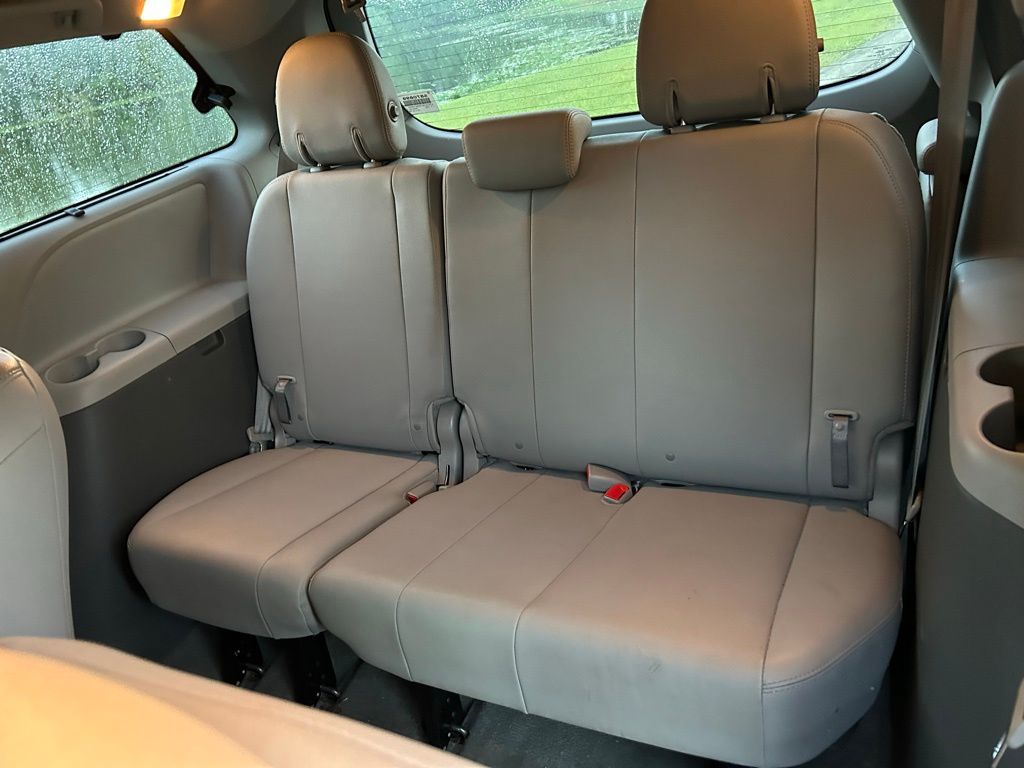 Thumbnail: 2017 Toyota Sienna - 13