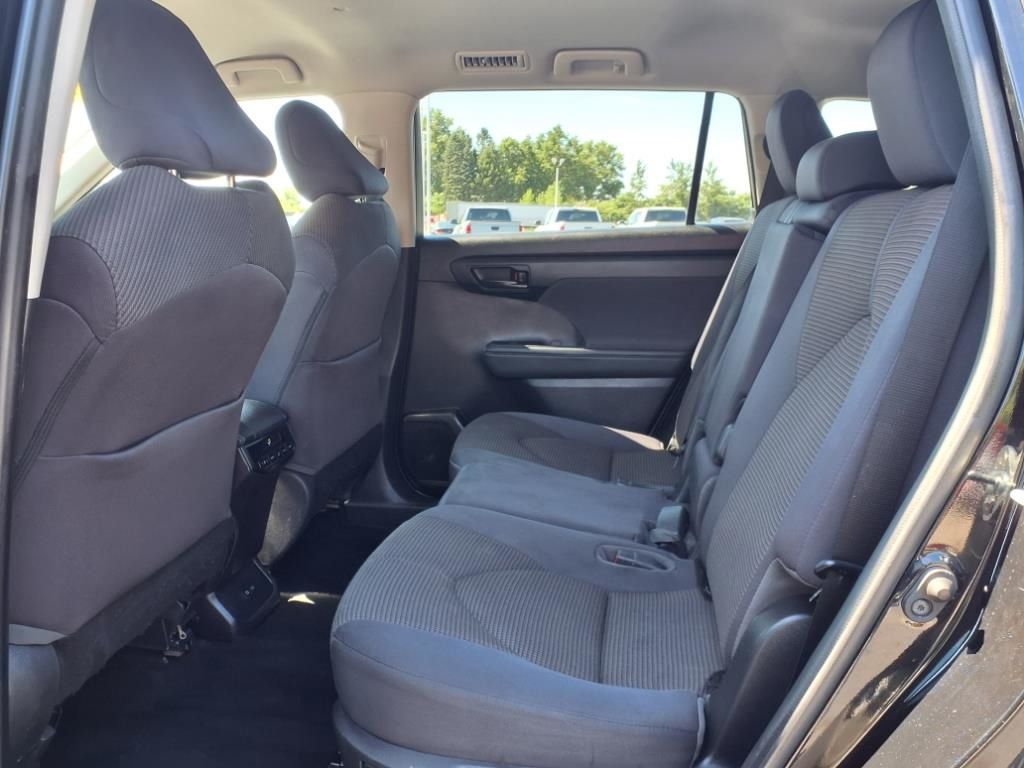 2022 Toyota Highlander LE photo 6
