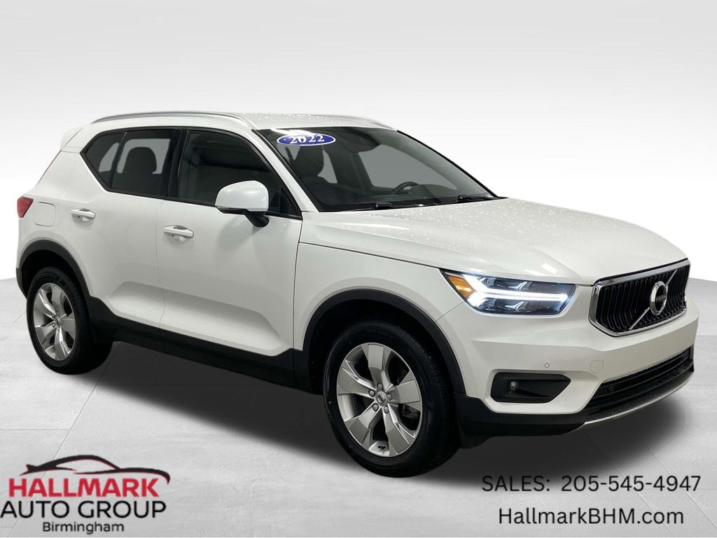 2022 Volvo XC40 Momentum