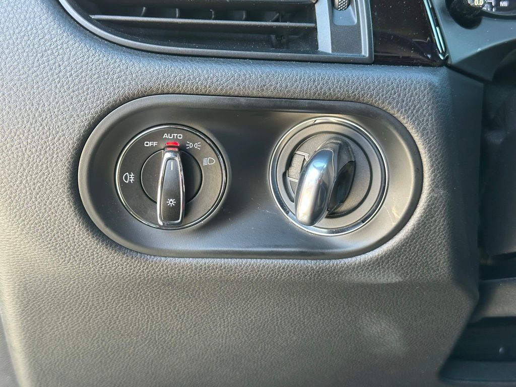 Thumbnail: 2020 Porsche Macan - 31