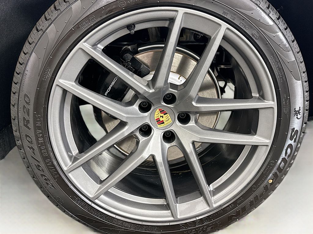 Thumbnail: 2026 Porsche Macan - 32