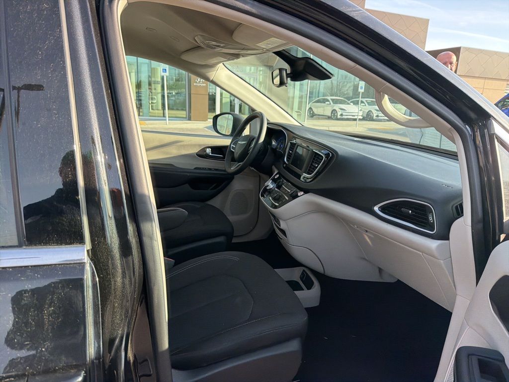 2023 Chrysler Voyager