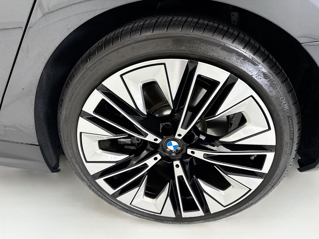 Thumbnail: 2026 BMW i5 - 30