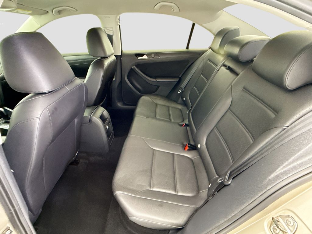 Thumbnail: 2014 Volkswagen Jetta - 16