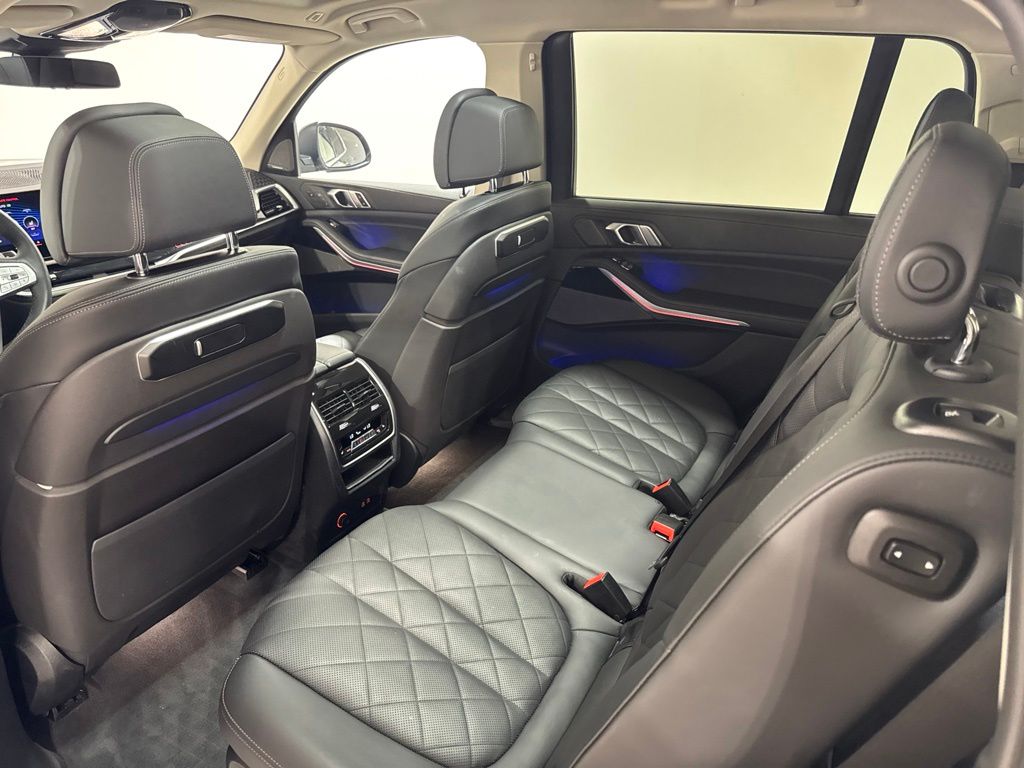 Used 2023  BMW xDrive40i image 21