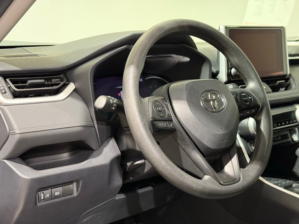 2024 Toyota RAV4 XLE 17