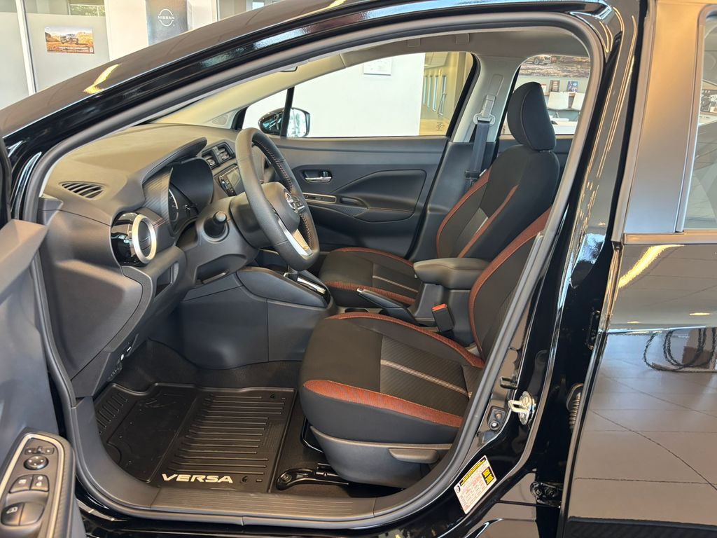2025 Nissan Versa 1.6 SR