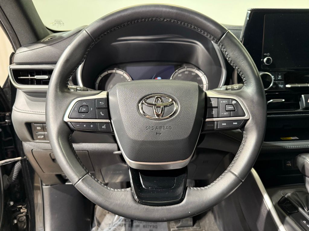 Thumbnail: 2023 Toyota Highlander - 25