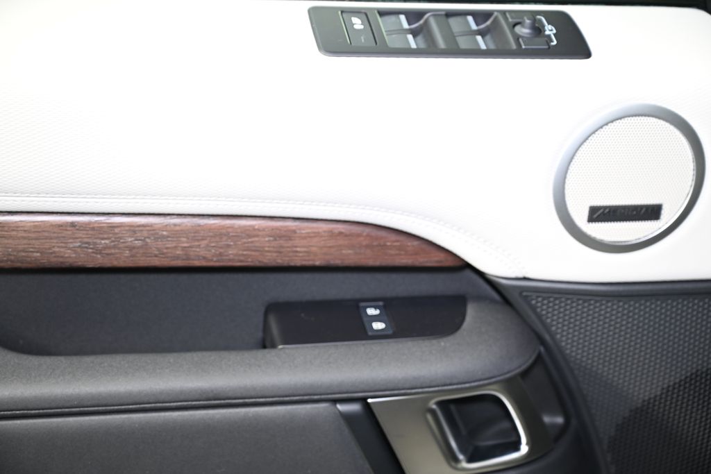 Thumbnail: 2023 Land Rover Discovery - 22