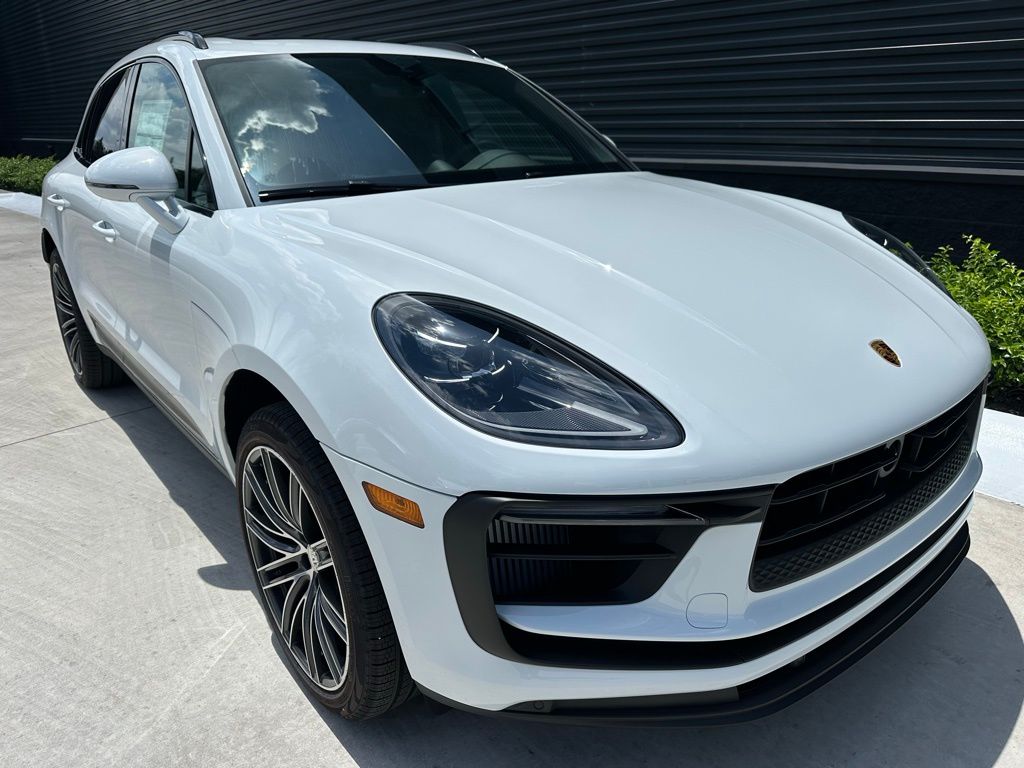 Thumbnail: 2025 Porsche Macan - 10